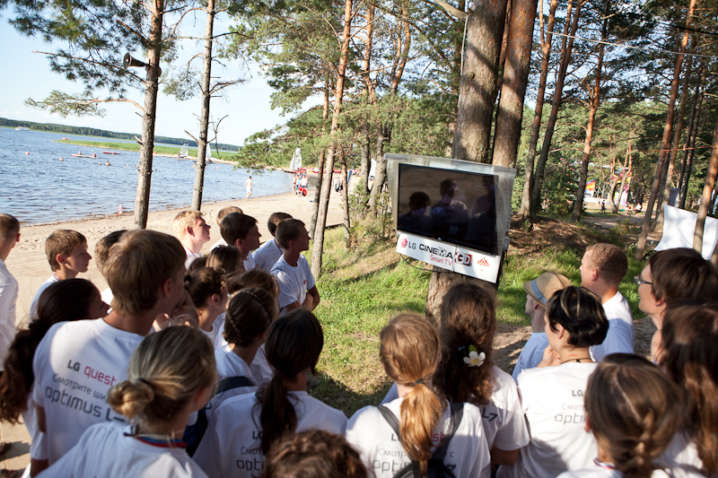 Автобус LG Cinema 3D Smart TV приехал на Селигер и развесил телевизоры по деревьям