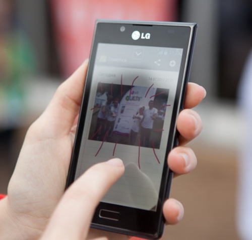Компания LG награждала участников Селигера 2012 смартфонами