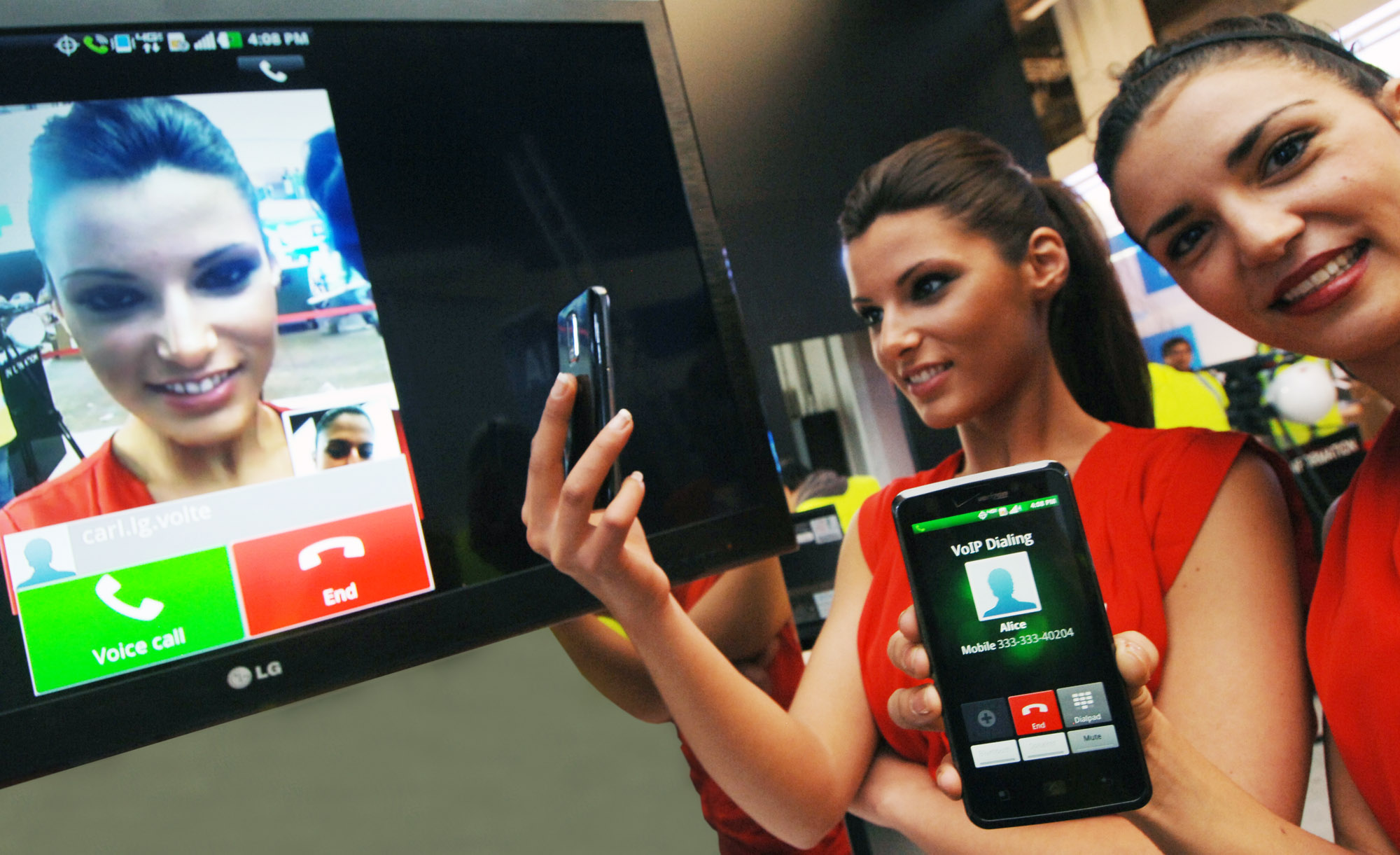LG продемонстрировала на MWC-2012 первый в мире сеанс связи в сети LTE с возможностью переключения между голосовым вызовом и видеозвонком без прерывания разговор