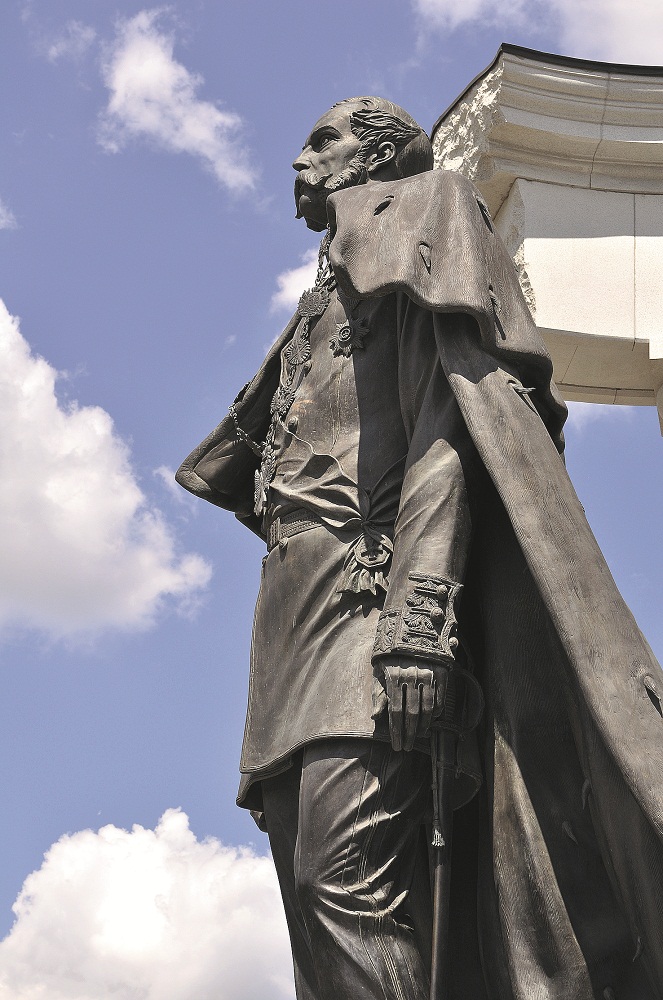 памятник Александру Второму сбоку