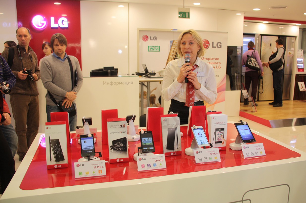 Смартфоны в новом магазине LG Electronics в Москве
