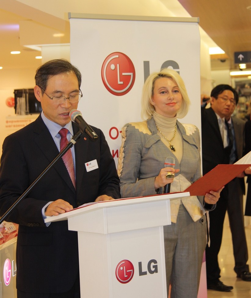 Президент LG Electronics в России господин Дахюн Сонг и директор по связям с общественностью LG Electronics Татьяна Шахнес.