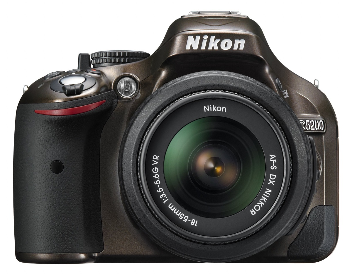 Зеркальный фотоаппарат Nikon D5200 - спереди