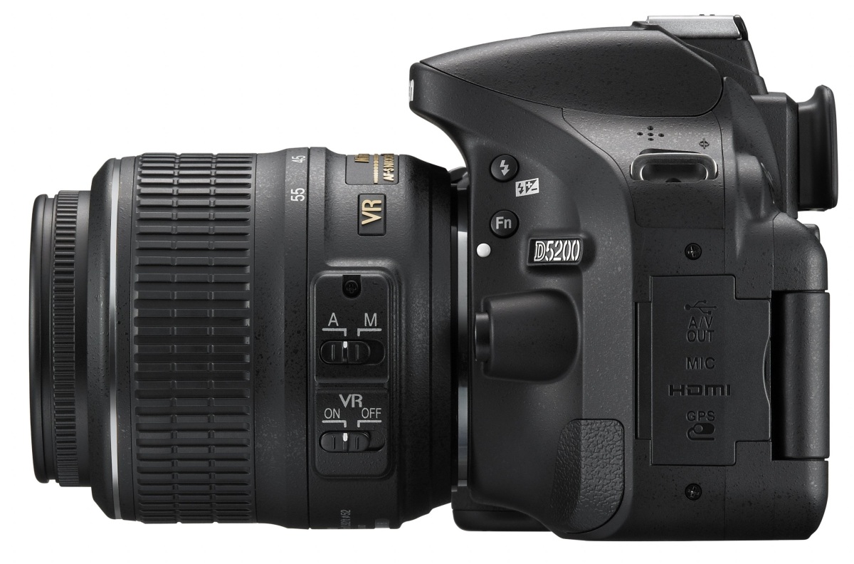 Зеркальный фотоаппарат Nikon D5200 - сбоку