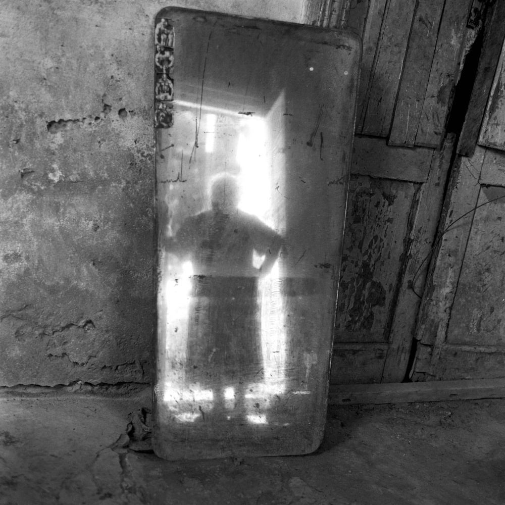 Зеркало у недостроенного дома. Биби-Хейбат, Азербайджан. 2005