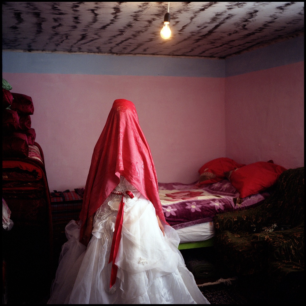Невеста в спальне. Деревня Хыналык. Азербайджан, 2009