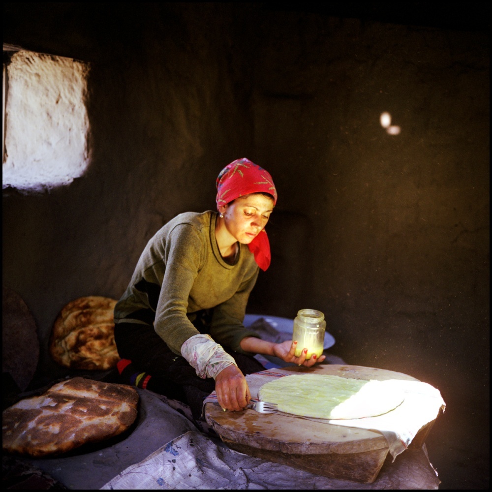 Женщина печёт хлеб в тандуре, июнь 2006
