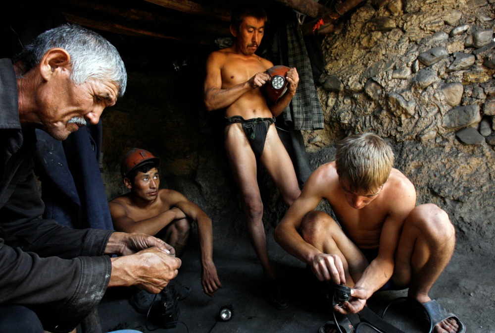 Нелегальные шахтеры в Киргизии готовятся к спуску в шахту