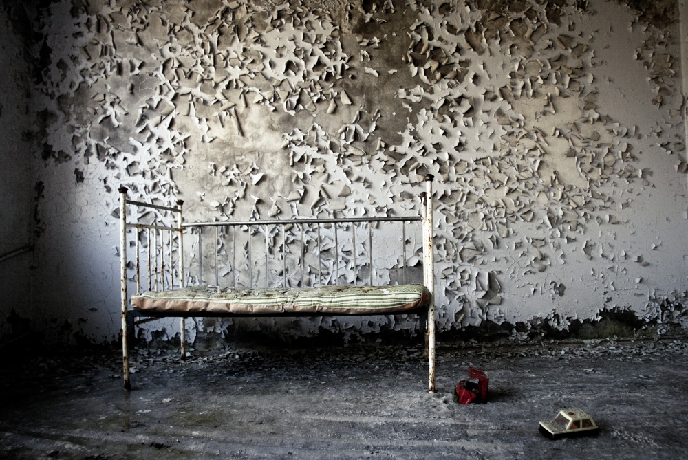 Облупившаяся краска на стене детской палаты в больнице города Припять. 2006 г.