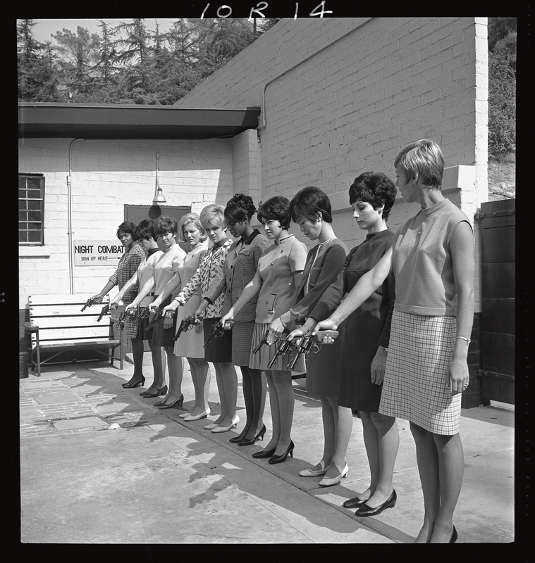 3. Неизвестный автор Женщины-полицейские тренируются в стрельбе в тире. 1968 