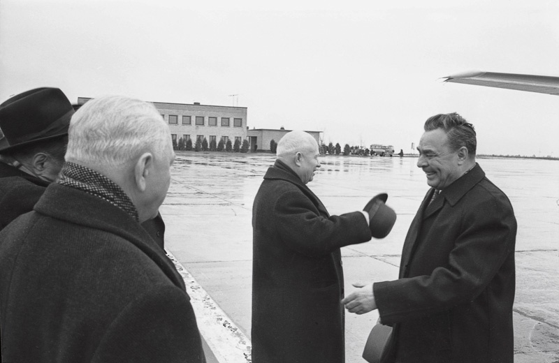 4. Л. И. Брежнев встречает Н. С. Хрущева. Москва. 1962