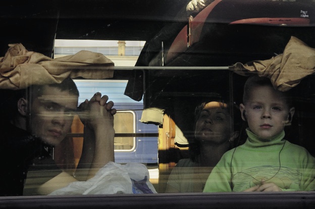 Люди в окне вагона