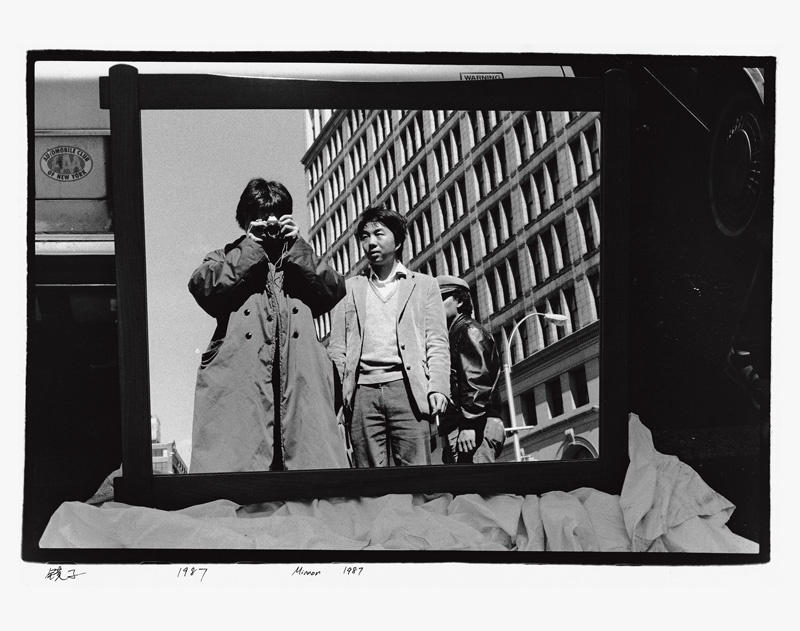 4. Ай Вейвей Зеркало. 1987 © Ai Weiwei Courtesy Three Shadows Photography Art Centre