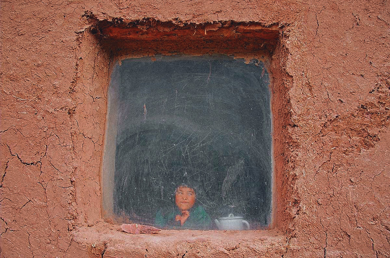 7. Узбекистан, Кашкадарьинская область. По дороге к обсерватории в горах. Девочка у окна. 2004