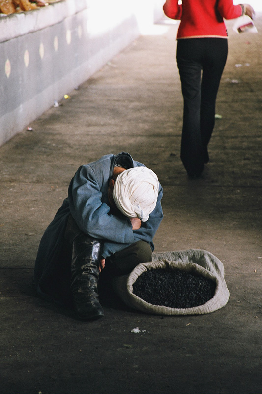 5. Самарканд. Уснувший старик-продавец  на базаре. 2004 