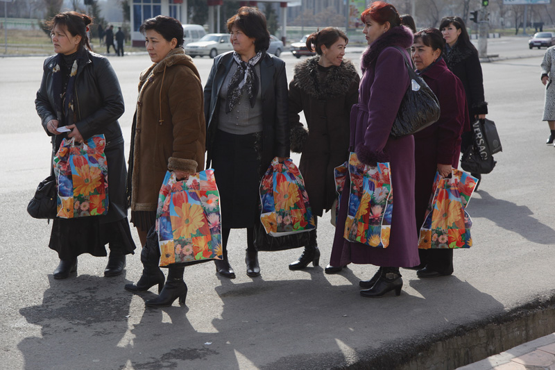6. Ташкент. У мединститута, накануне 8 марта, женщины получили свои «дежурные» подарки. 2012