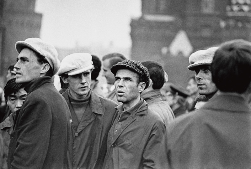 7. Валерий Щеколдин. Рабочие у мавзолея Ленина на Красной площади