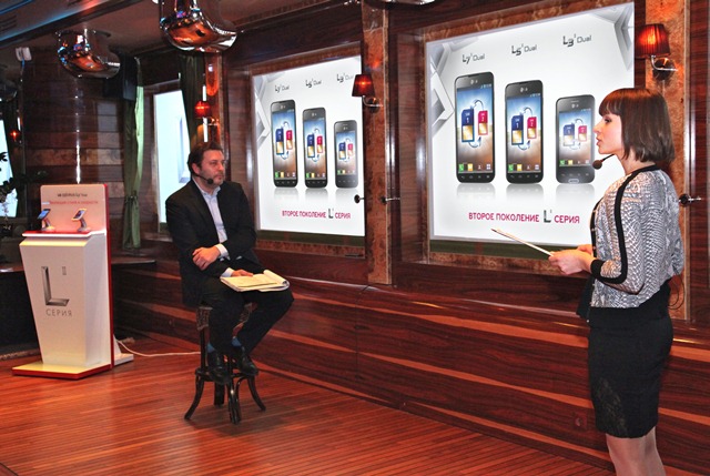Ведущий мероприятия, известный писатель и телеведущий Сергей Минаев и Анастасия Сидорова, менеджер по продукту. Презентация второго поколения смартфонов LG Optimus L-серии