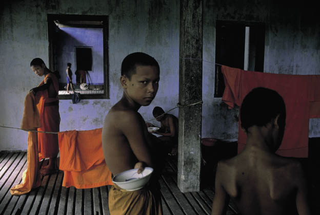 КАМБОДЖА. Ангкор. 2000. Буддистские монахи, работающие на кухне в монастыре рядом с Ангкор Ват.