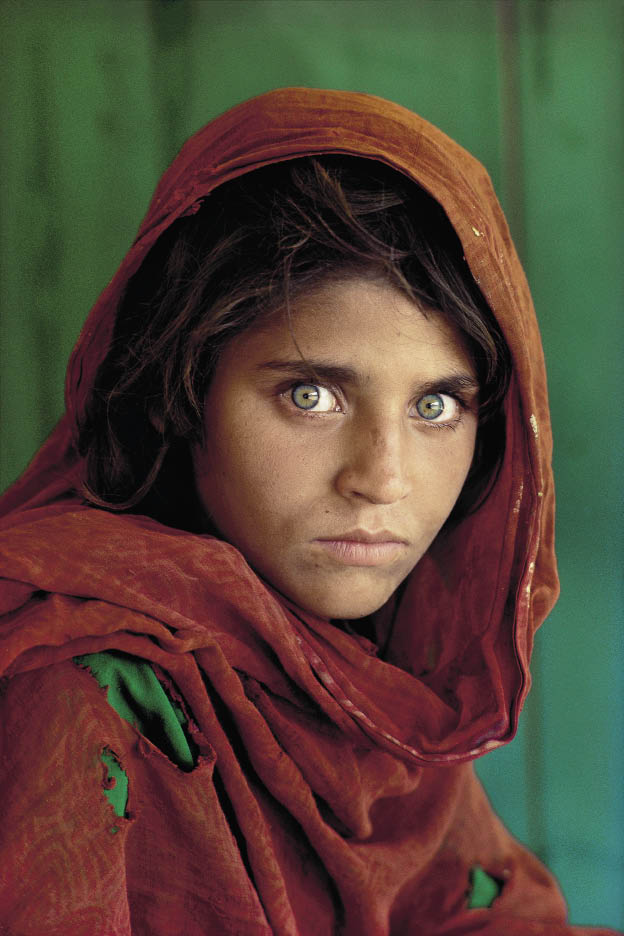 ПАКИСТАН. Пешавар. 1984. Афганская девочка в лагере беженцев Назир Багх.