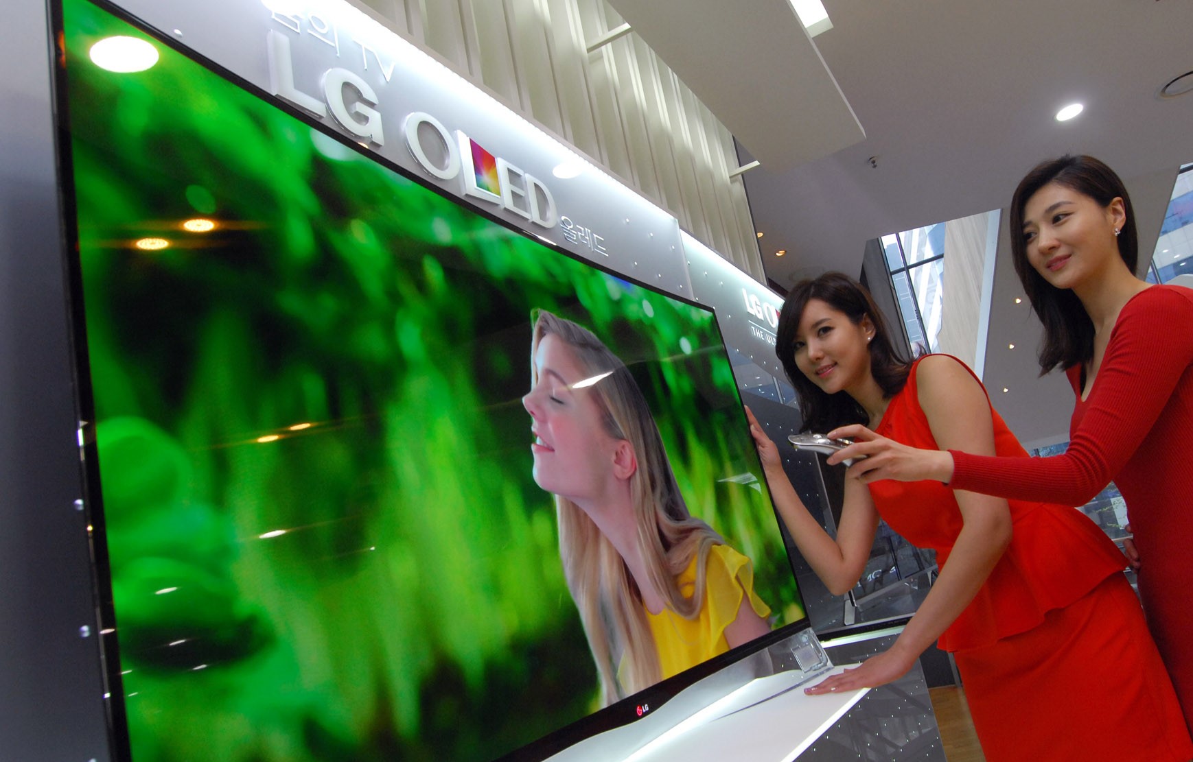 OLED-телевизор с изогнутым экраном LG 55EA9800