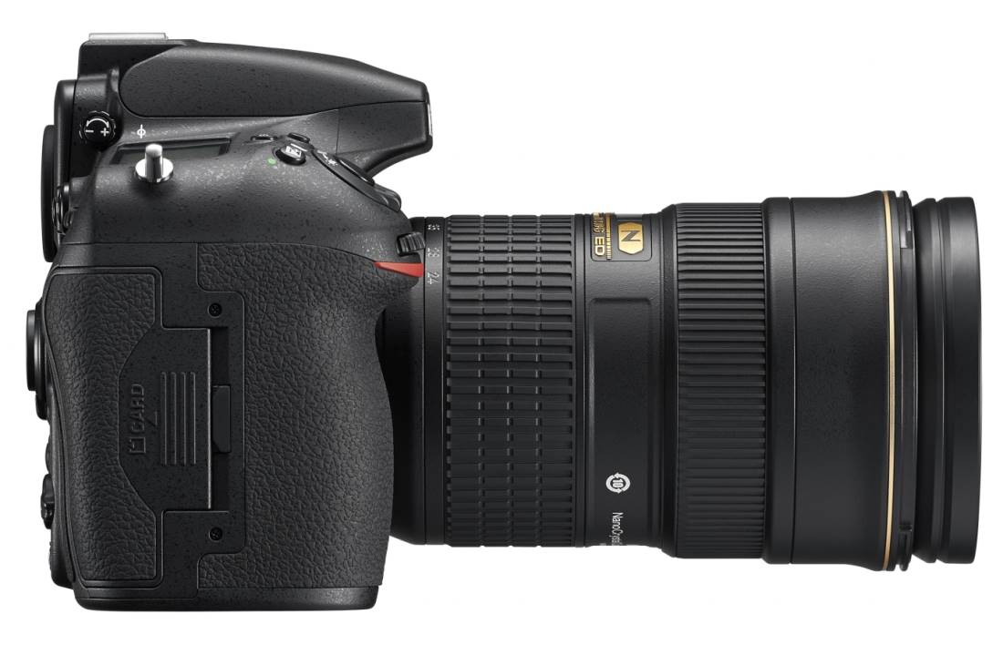 Зеркальная камера Nikon D810 - вид слева