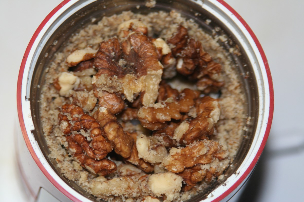 Грецкие орешки в процессе теста кофемолке Микма ИП-33